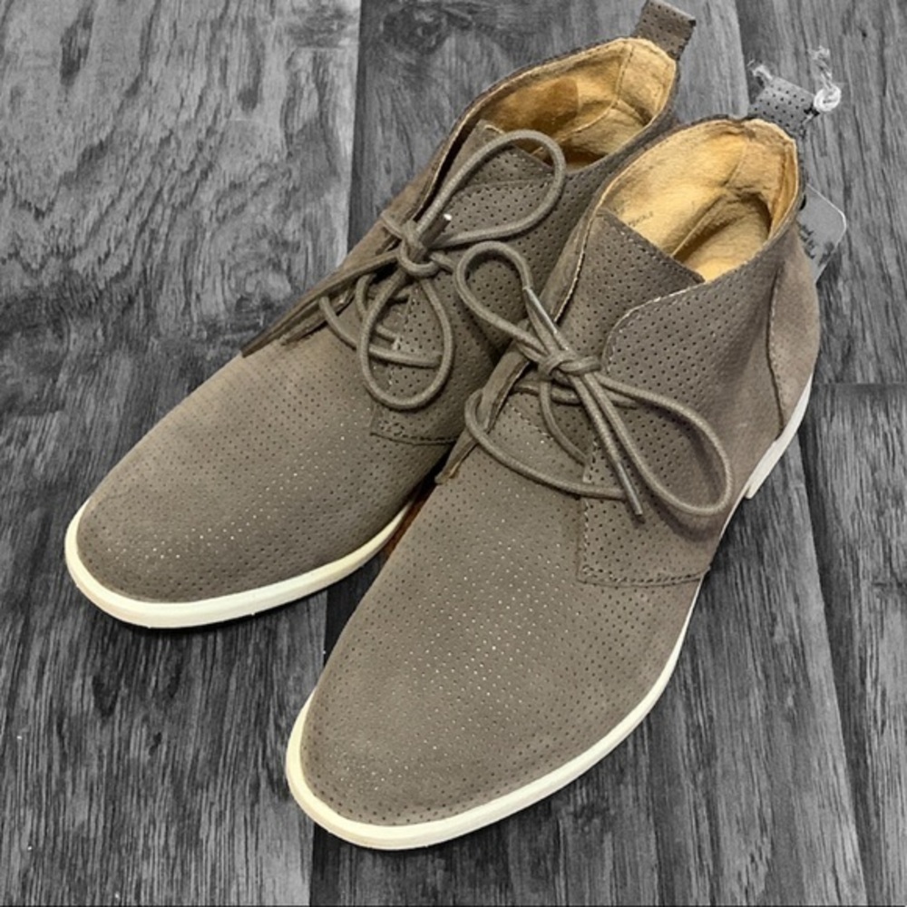 Bazu Perforated Suede Chukka Boot Sz 6,5